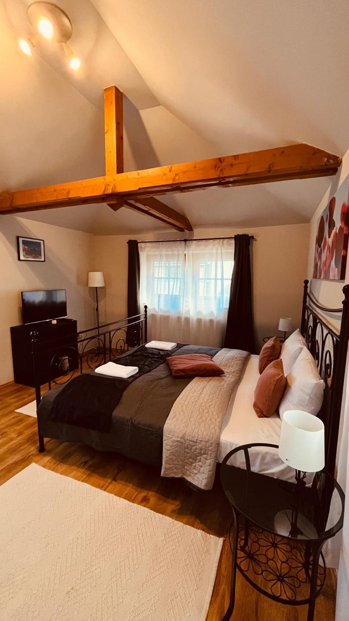 Strigonia Apartment *